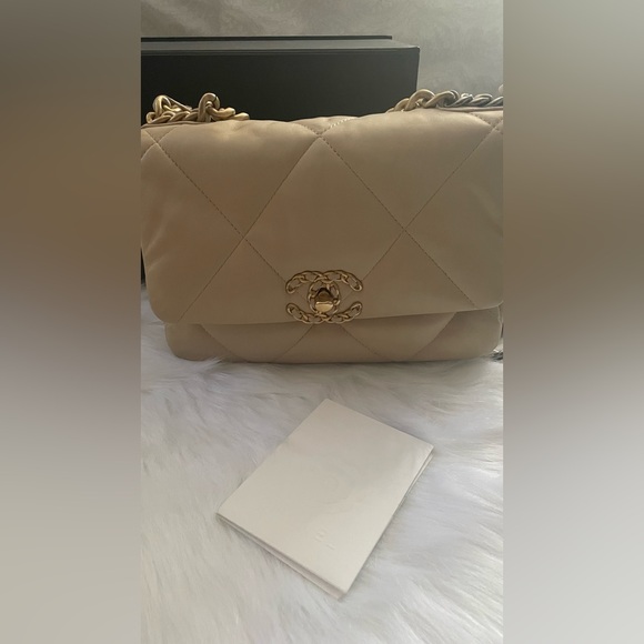 Chanel c19 pre-owned in very good condition ๐ - Picture 2 of 6